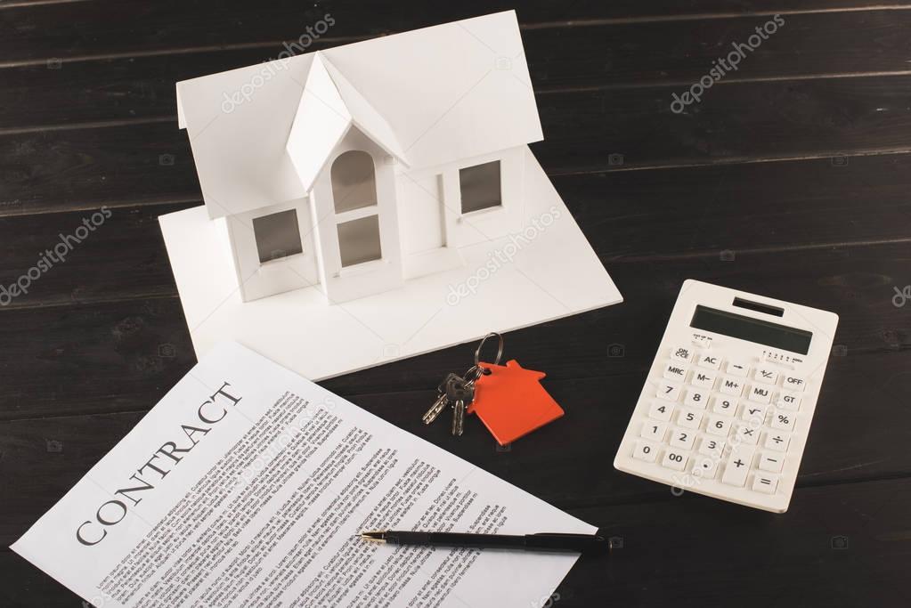 Symbolbild für Immobilienkauf mit Vertrag und Schlüsseln
