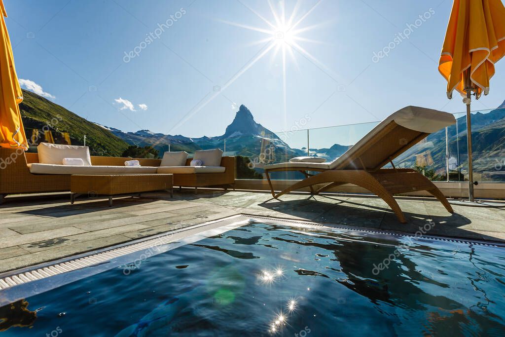 Person entspannt auf einer sonnigen Terrasse im Winter