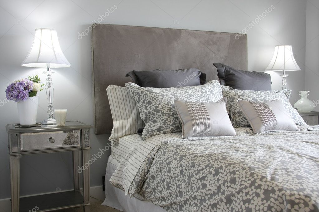 Gemütliches Schlafzimmer mit Doppelbett in warmen Farben