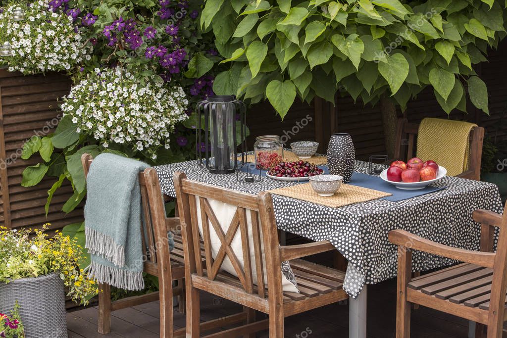 Garten mit Terrasse, Pflanzen und Sitzgelegenheiten