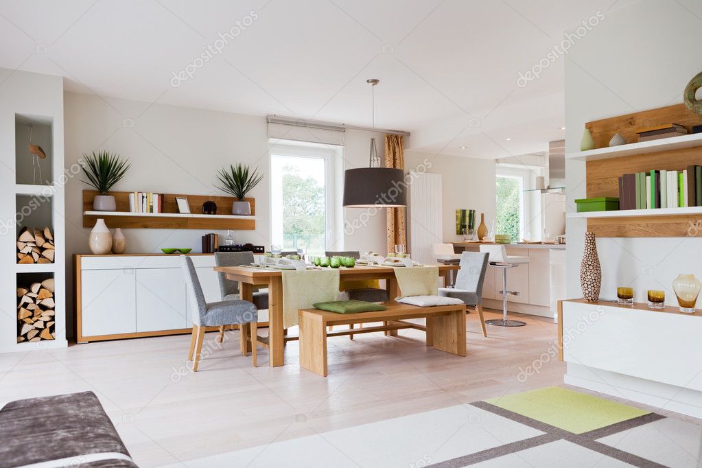 Heller Wohnbereich mit Sofa und großen Fensterfronten