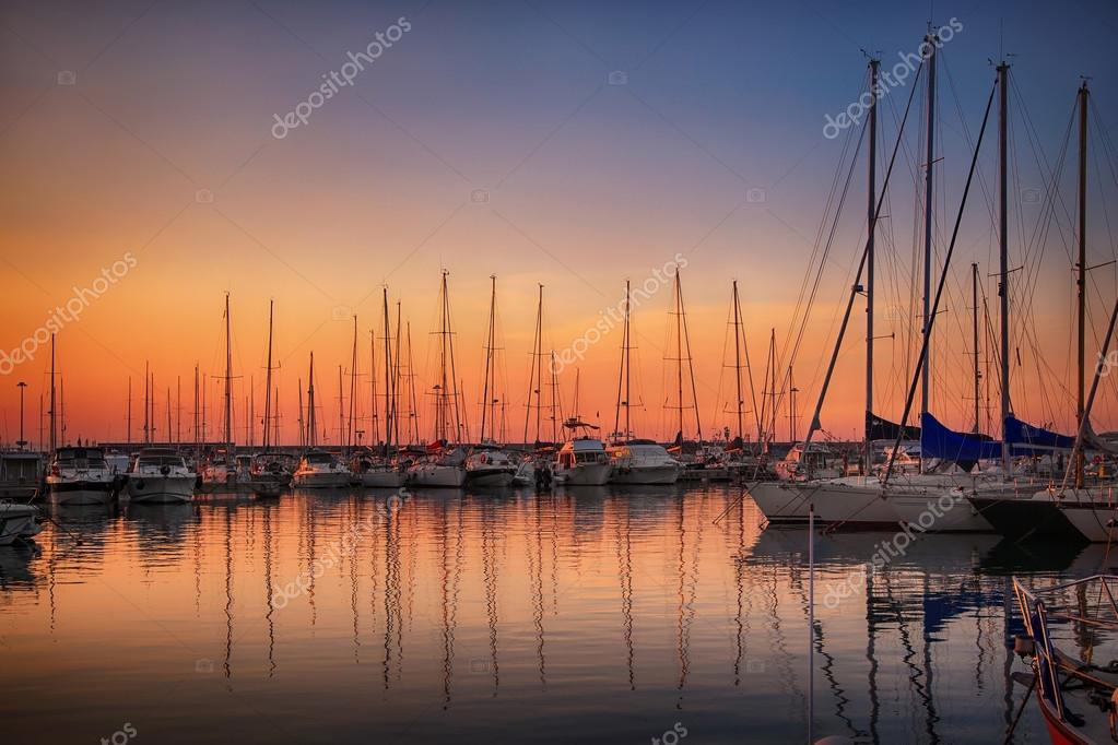 Abendstimmung in einer Marina mit beleuchteten Booten