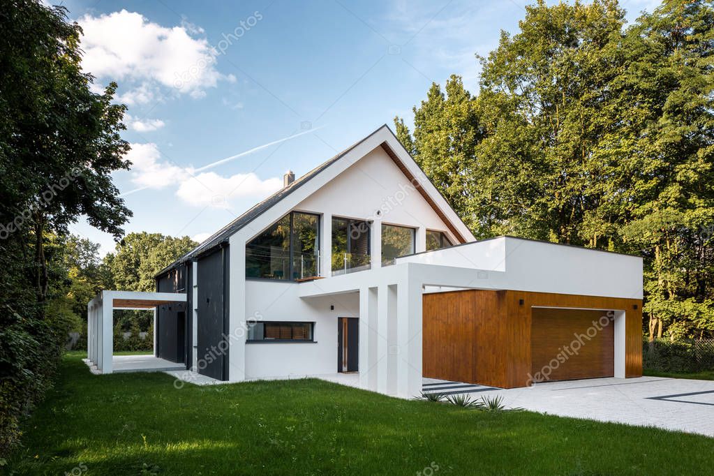 Außenansicht der Villa mit Garten und Pool