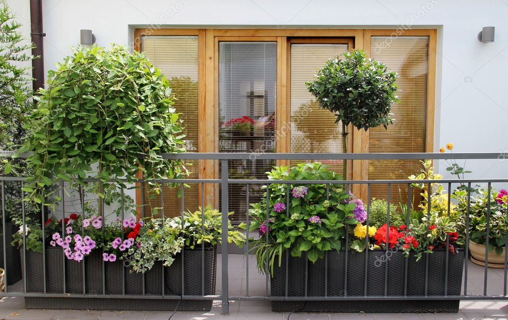 Grüner Gartenbereich mit Terrasse und Sitzgruppe